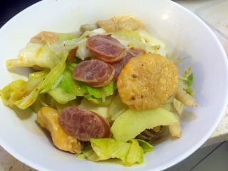 8、麻辣烫,将锅里的食材捞出装盘；