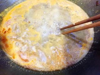 9、麻辣烫,锅里放羊肉卷涮熟即可；