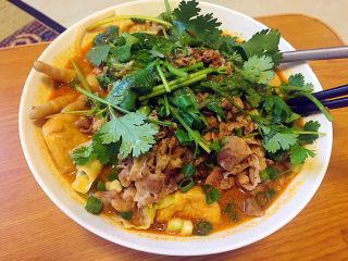 10、麻辣烫,羊肉卷捞出，装碗里，搁上葱蒜，香菜，锅里汤汁浇上即可。