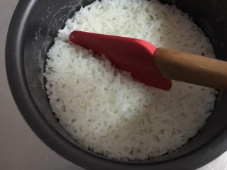 1、木鱼花香松花朵寿司,电饭锅煮适量白米饭，我用了200克左右干米。