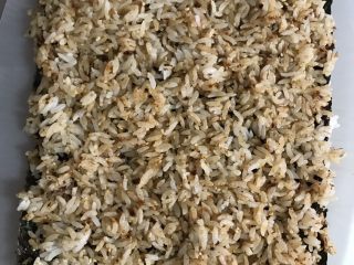 3、木鱼花香松花朵寿司,上一步的白米上盖一张海苔，另外一半米饭拌寿司醋和木鱼花香松，铺在海苔上。