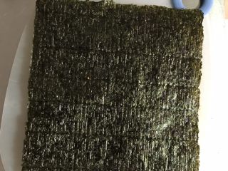 4、木鱼花香松花朵寿司,再盖一张海苔。