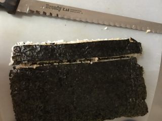 5、木鱼花香松花朵寿司,刀沾下凉白开水，均切7条。每切一条，刀洗干净，沾凉白开水。