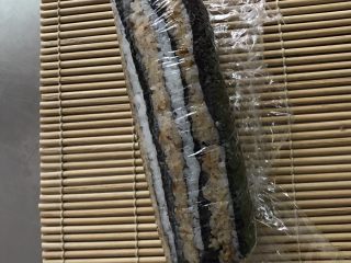7、木鱼花香松花朵寿司,卷起，调整好形状，尽量捏紧。