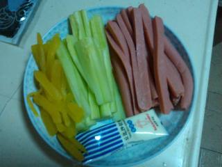 1、家常寿司,先把黄瓜，甜萝卜，火腿，切成条状。