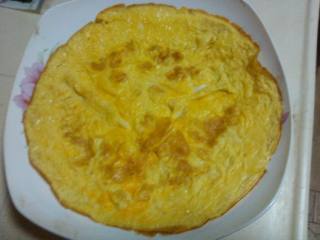 2、家常寿司,然后把鸡蛋剪熟，一样切成条状