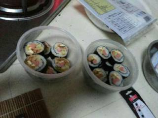 6、家常寿司,完成了，就可以吃了，也可打包明天的便当(^O^)，对了，成品忘了摆好拍照，有小小的不好看呢~_~