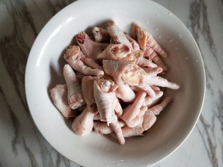 3、香辣卤鸡爪,将鸡爪剁开，每个鸡爪剁成三段。