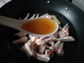 6、香辣卤鸡爪,放入一勺料酒，大火煮开。