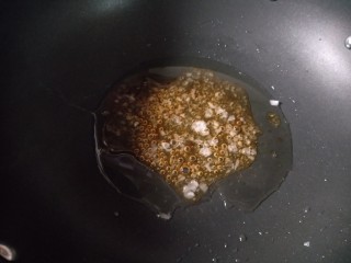 11、香辣卤鸡爪,烧至冰糖融化。