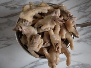 9、香辣卤鸡爪,活水再次冲洗一遍，沥干。