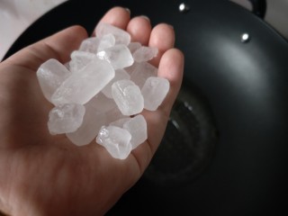 10、香辣卤鸡爪,锅中放入油烧热，放入一把冰糖。