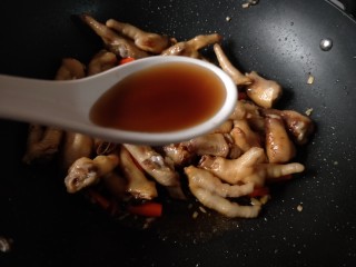 15、香辣卤鸡爪,加入一勺醋。