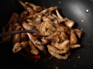 16、香辣卤鸡爪,加入一小勺十三香。