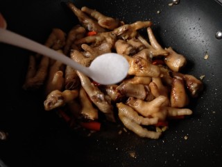 17、香辣卤鸡爪,一小勺盐放入，翻炒均匀。