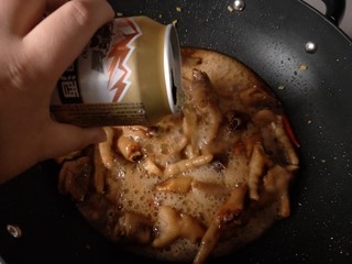 18、香辣卤鸡爪,倒入一听啤酒。