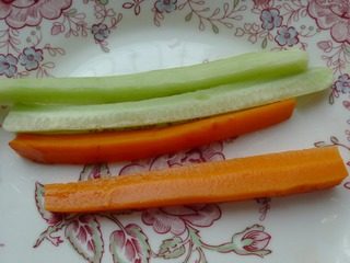 1、花朵寿司,将黄瓜切两个小长条。胡萝卜切下一个长条。（最好都切成横截面是三角型最好）。