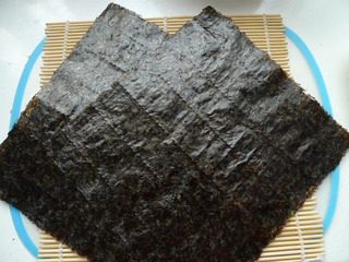 2、花朵寿司,准备两片寿司专用紫菜（19*21cm*cm的烤海苔）。