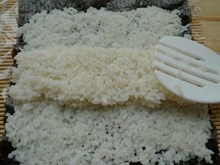 6、花朵寿司,中间加厚再铺一层。