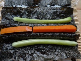 9、花朵寿司,中间放上胡萝卜，两侧放黄瓜。（我是用了边角料，有点不好意思了）。