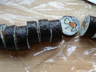 12、花朵寿司,切片，横截面即成美丽的花朵寿司了。