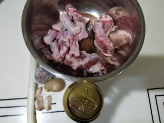 1、啤酒鸭翅根,准备食材。