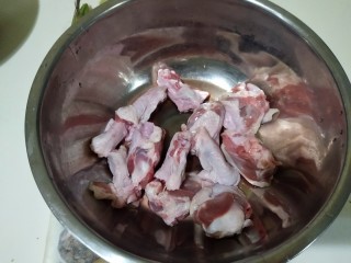 2、啤酒鸭翅根,鸭翅根洗净切段。