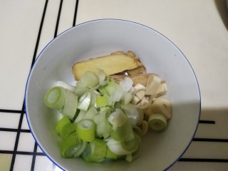 3、啤酒鸭翅根,准备葱姜蒜。
