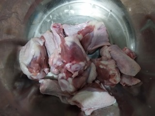 4、啤酒鸭翅根,鸭翅根用淀粉腌制一下。