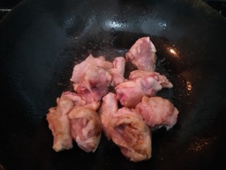 6、啤酒鸭翅根,放入鸭翅根。