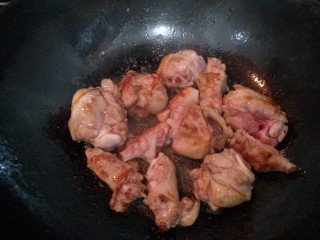 7、啤酒鸭翅根,炒制两面焦黄。