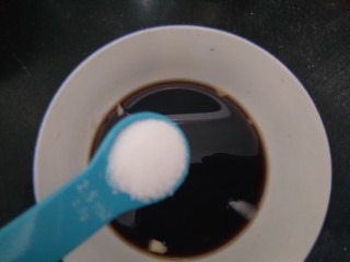 8、啤酒鸭翅根,生抽，老抽，料酒加盐做成酱料。