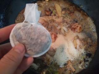 11、啤酒鸭翅根,炖肉包，开锅后调成小火，炖四十分钟，关火。