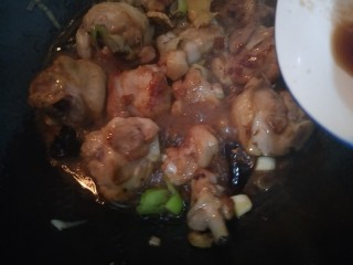 9、啤酒鸭翅根,放入葱姜蒜后，把料汁放入鸭翅根。