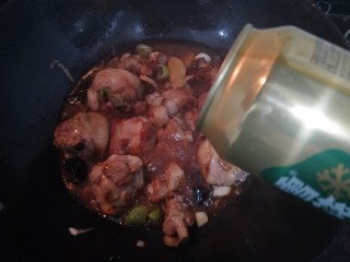 10、啤酒鸭翅根,再放入啤酒。