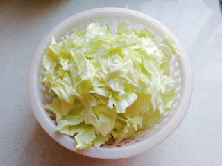 1、腊肠手撕包菜,圆包菜用手撕块洗净备用；