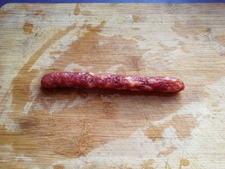 2、腊肠手撕包菜,准备广式腊肠一根；