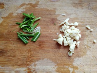 4、腊肠手撕包菜,葱切段，蒜切末备用；