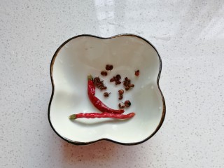 5、腊肠手撕包菜,准备少许花椒和干红辣椒备用；