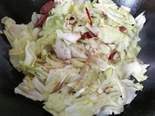 10、腊肠手撕包菜,接着再调入适量生抽，白糖，醋翻炒均匀；