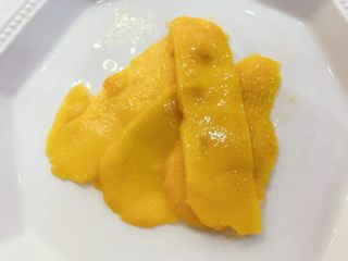 2、宝宝辅食:宝宝芒果饭-12M+ ,然后用刀将芒果切片备用,直接横着切会更加好切,如果觉得麻烦,这些全可以省略,把芒果直接切丁放在米饭上面,再撒点芝麻就可以啦。