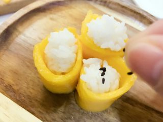 5、宝宝辅食:宝宝芒果饭-12M+ ,最后在上面撒一点熟芝麻,不要看只是几颗熟芝麻,吃的时候增色不少哈。