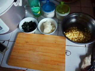 1、简便饭团,备好料