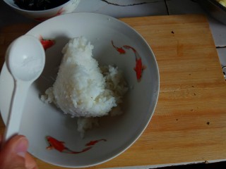 4、简便饭团,加盐搅匀