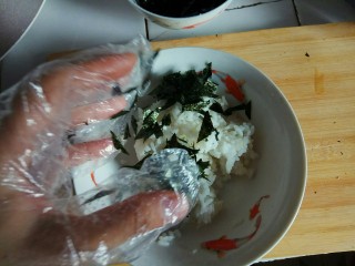 5、简便饭团,加海苔碎(我用的波力海苔，然后用剪子剪碎的)搅匀