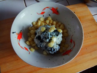 6、简便饭团,加玉米粒搅匀