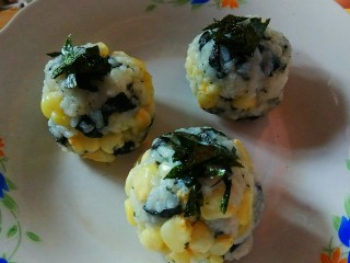 8、简便饭团,最后可在饭团上淋上沙拉酱 撒上海苔碎即可