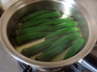 1、百合木耳炒秋葵,秋葵清洗干净后用热水焯一下,变成墨绿即可