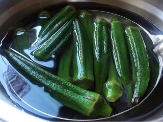 2、百合木耳炒秋葵,炒好的秋葵迅速捞出浸入冰水