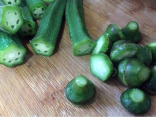 3、百合木耳炒秋葵,切去秋葵蒂